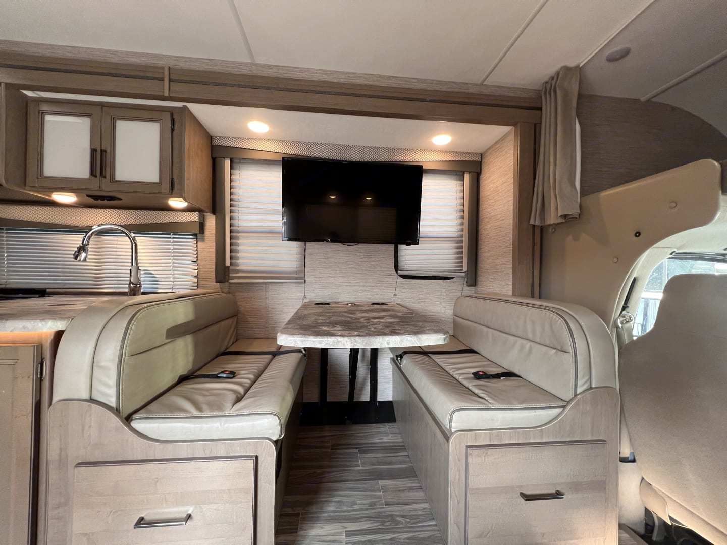 Photo 1 - 2022 Thor Motor Coach Class C Motorhome rental photo 14