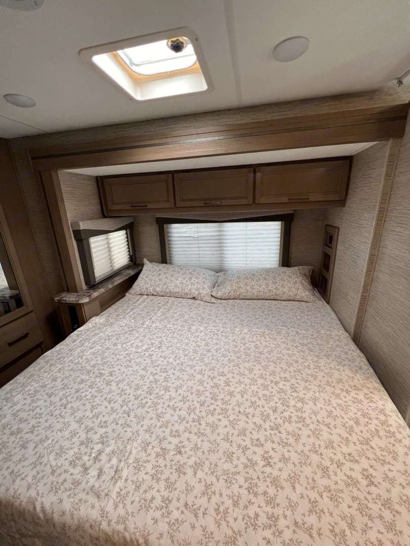 Photo 0 - 2022 Thor Motor Coach Class C Motorhome rental photo 7