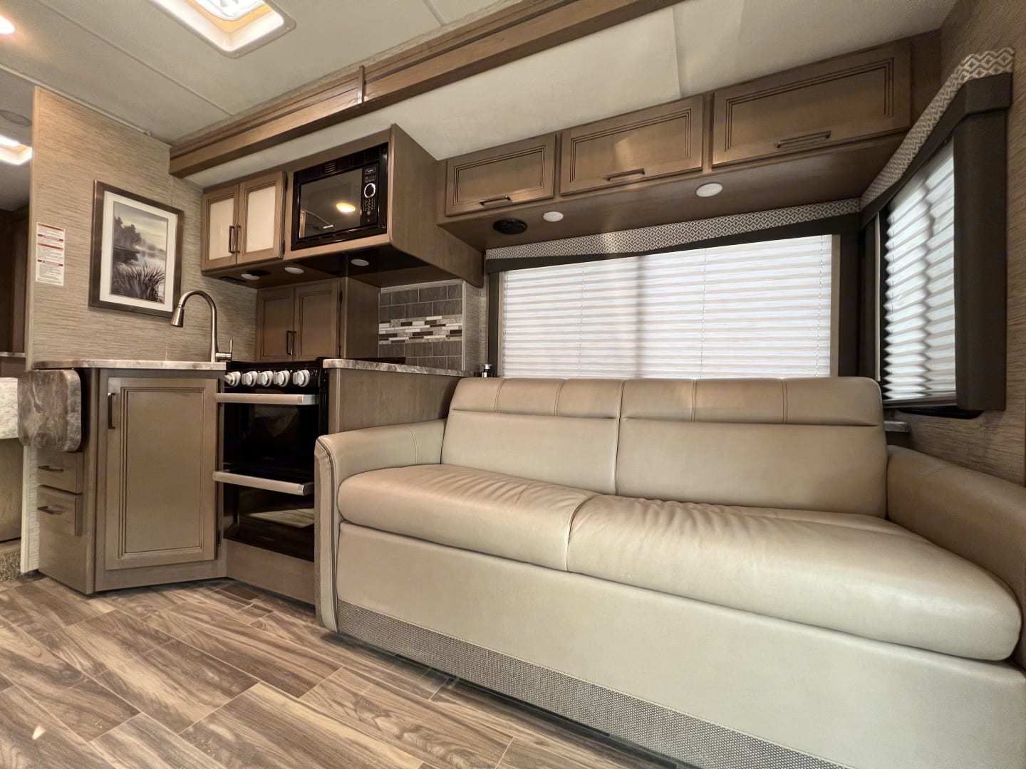 Photo 1 - 2022 Thor Motor Coach Class C Motorhome rental photo 14