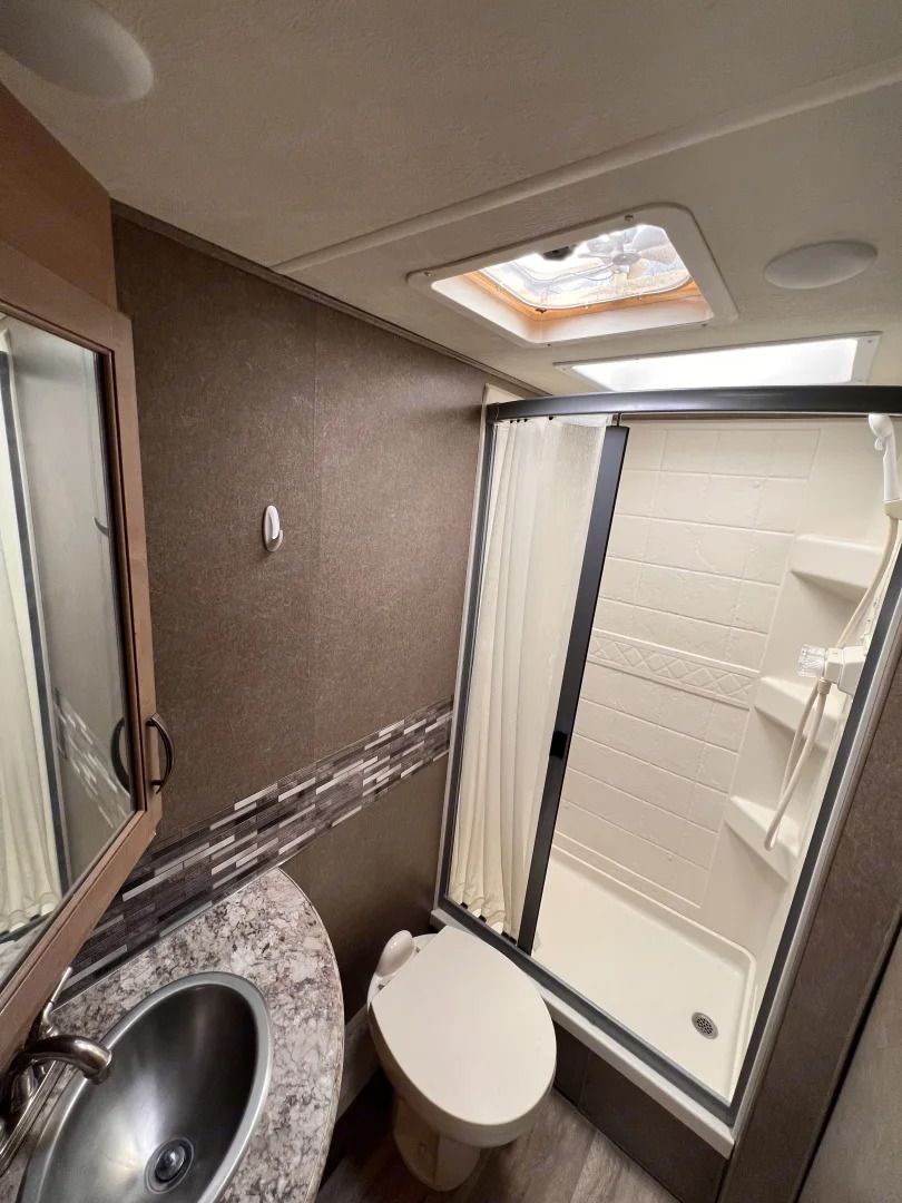 Photo 0 - 2020 Thor Motor Coach Class C Motorhome rental photo 9