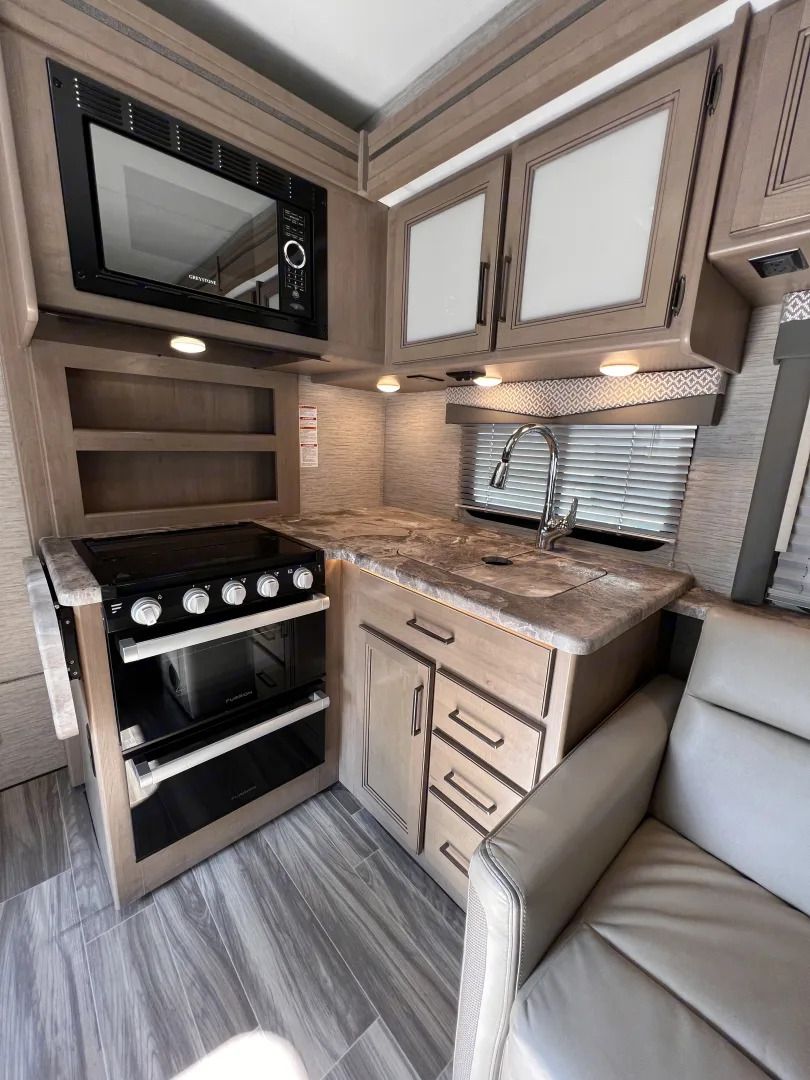 Photo 0 - 2022 Thor Motor Coach Class C Motorhome rental photo 9