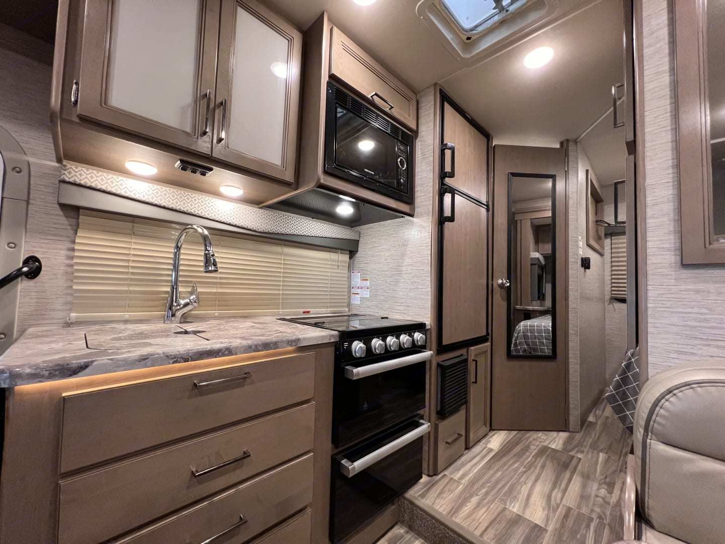 Photo 1 - 2022 Thor Motor Coach Class C Motorhome rental photo 10