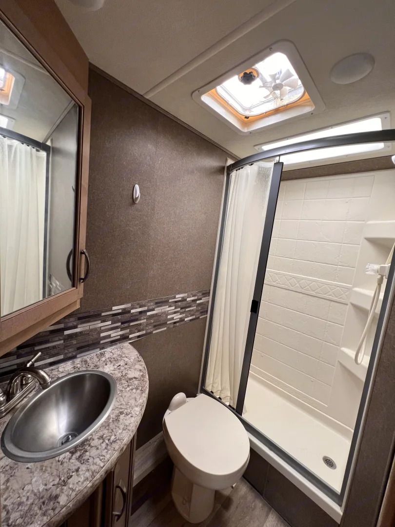 Photo 0 - 2020 Thor Motor Coach Class C Motorhome rental photo 4