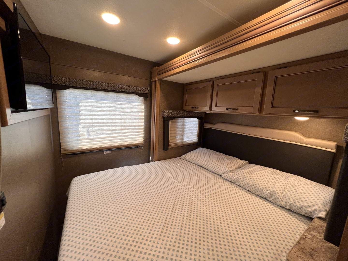 Photo 1 - 2020 Thor Motor Coach Class C Motorhome rental photo 17