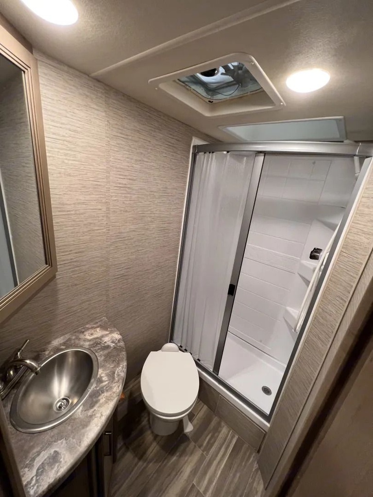 Photo 0 - 2022 Thor Motor Coach Class C Motorhome rental photo 3