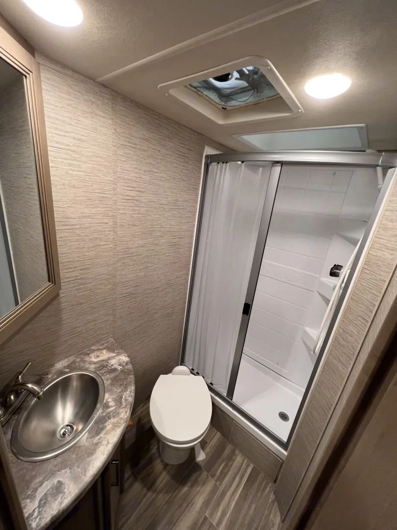 Photo 0 - 2022 Thor Motor Coach Class C Motorhome rental photo 3