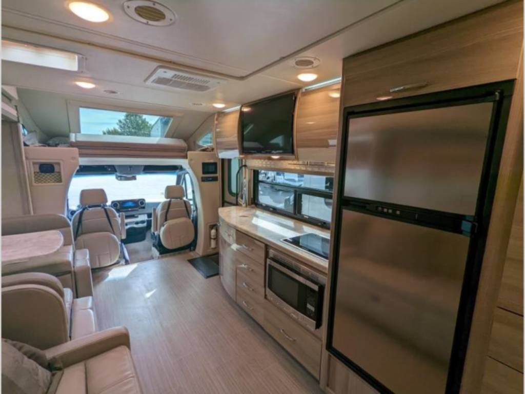 Photo 3 - 2019 Winnebago Class C Motorhome rental photo 7