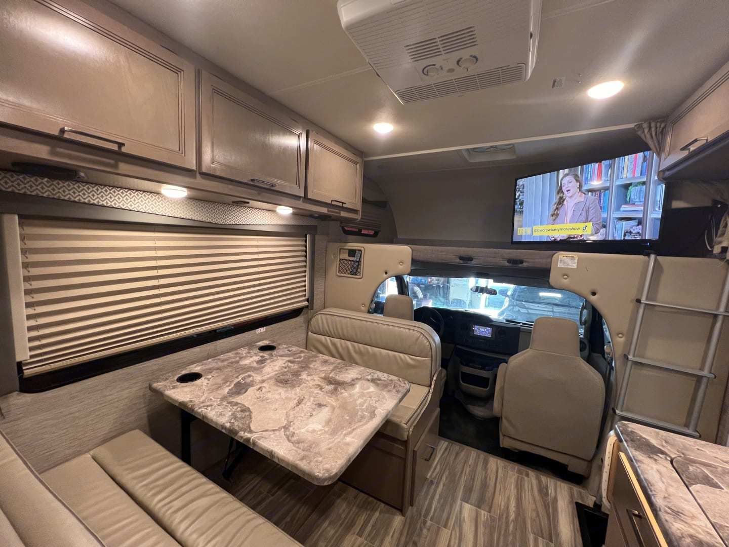 Photo 1 - 2022 Thor Motor Coach Class C Motorhome rental photo 15