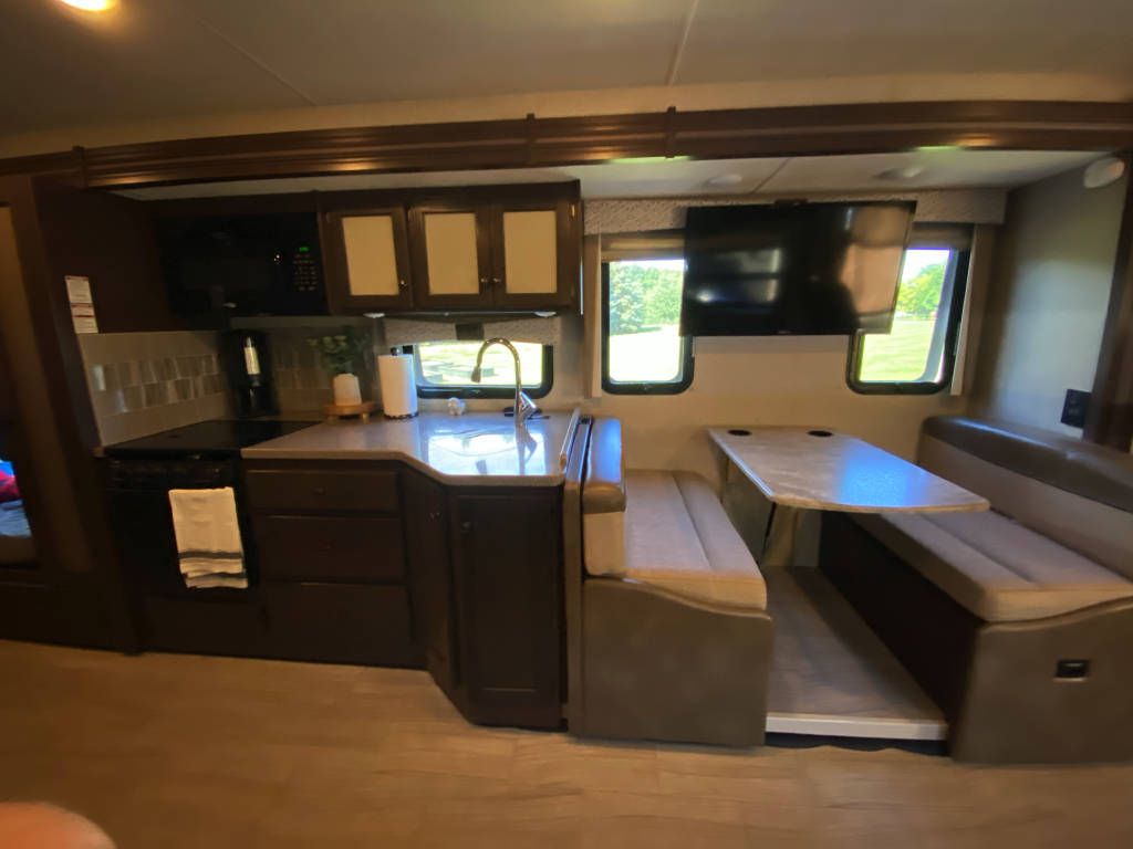 Photo 1 - 2019 Thor Class A Motorhome rental photo 7