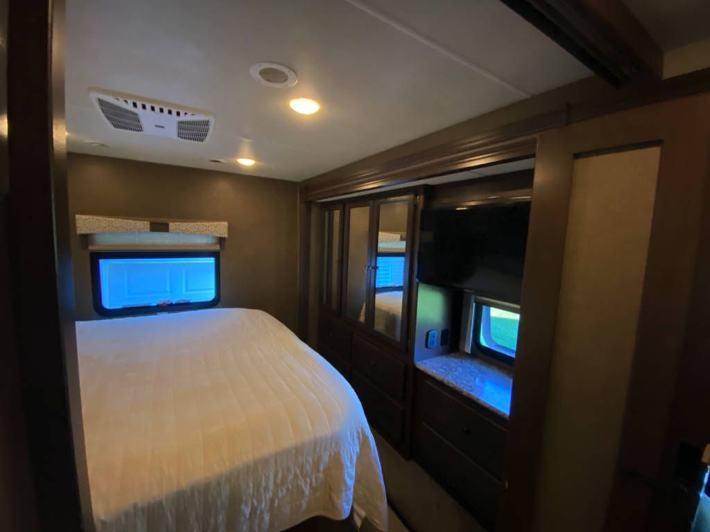 Photo 1 - 2019 Thor Class A Motorhome rental photo 8