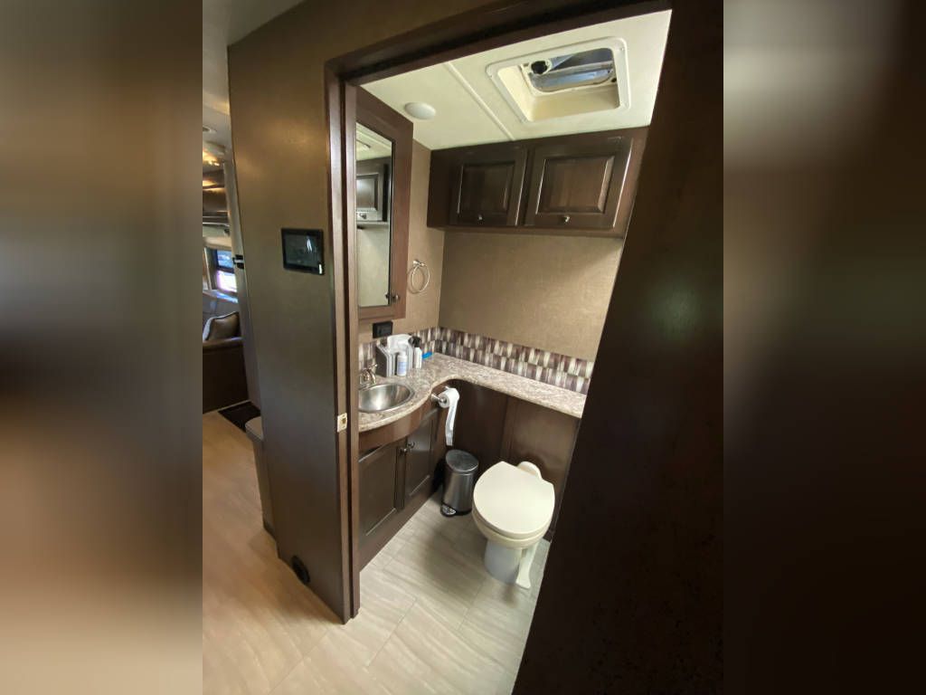 Photo 1 - 2019 Thor Class A Motorhome rental photo 9