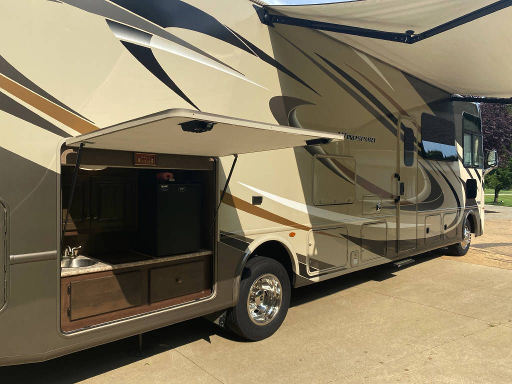 Photo 2 - 2019 Thor Class A Motorhome rental photo 19