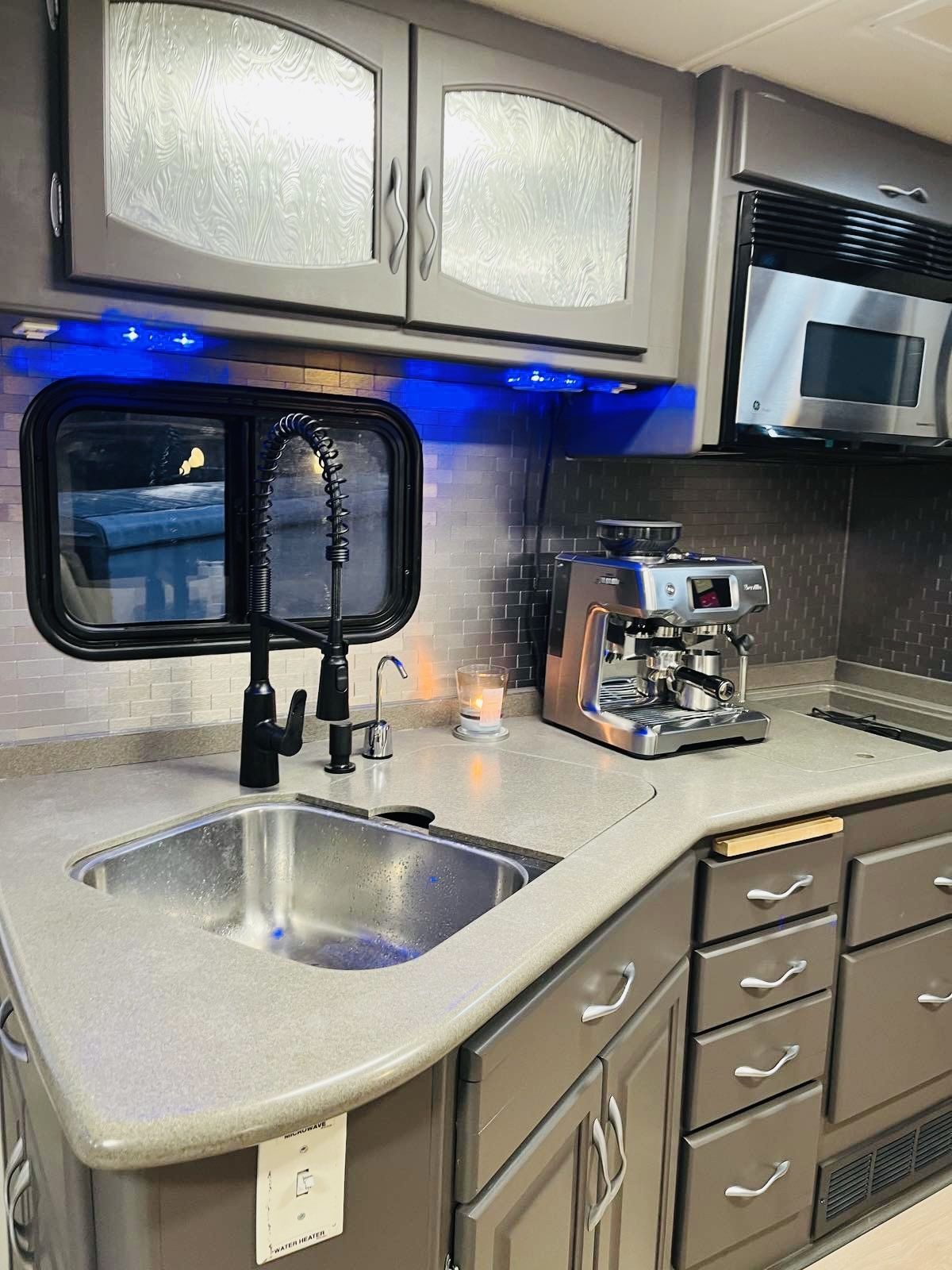 Photo 0 - 2003 Fleetwood Class A Motorhome rental photo 8