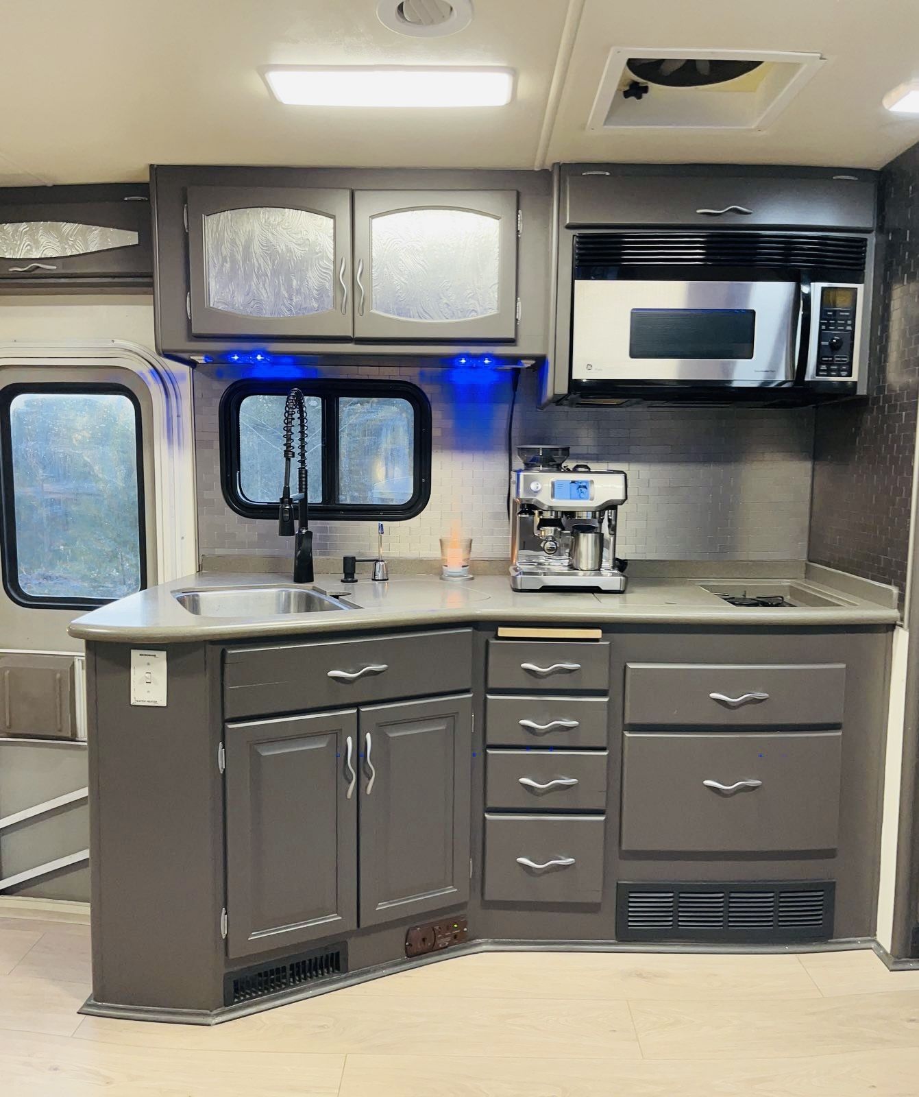 Photo 0 - 2003 Fleetwood Class A Motorhome rental photo 9