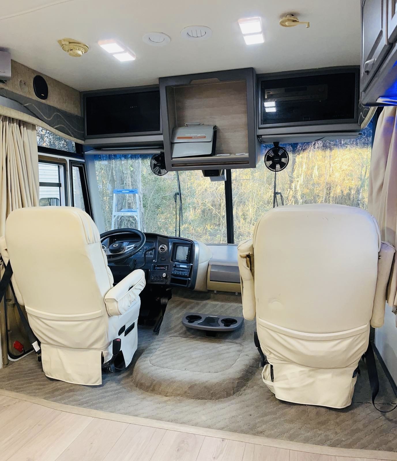 Photo 0 - 2003 Fleetwood Class A Motorhome rental photo 10