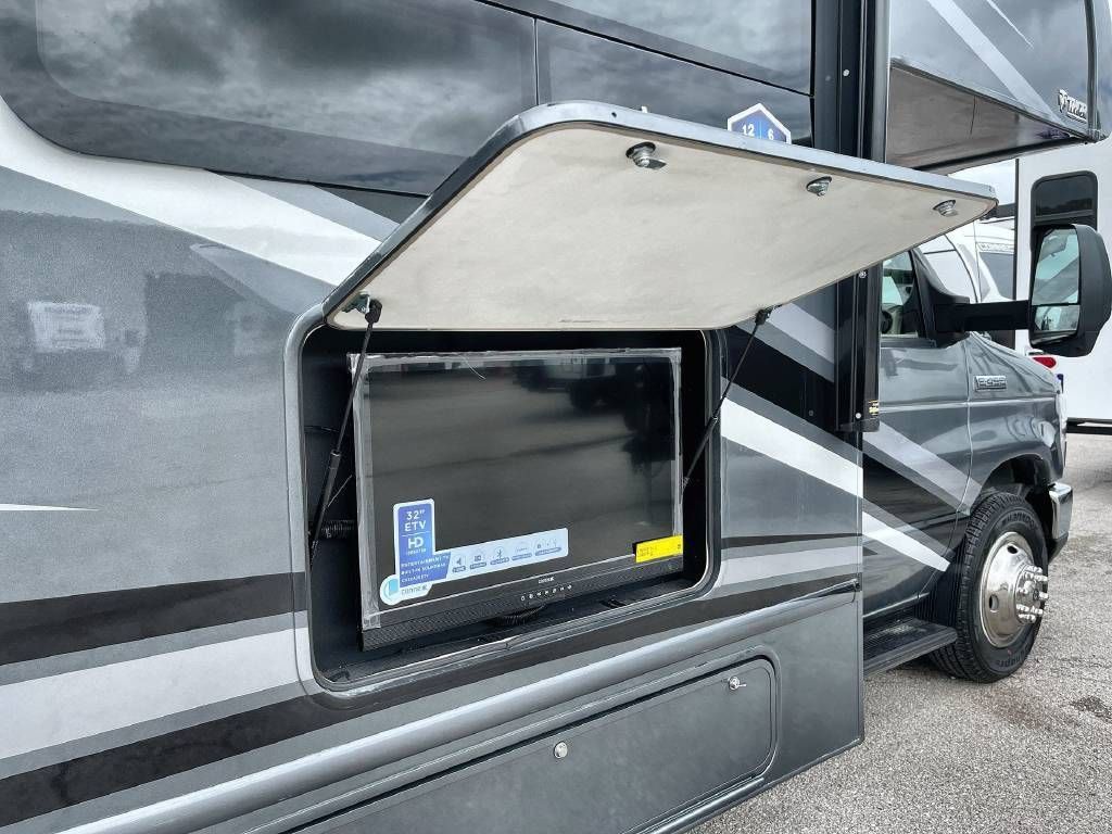Photo 1 - 2020 Thor Motor Coach Class C Motorhome rental photo 8