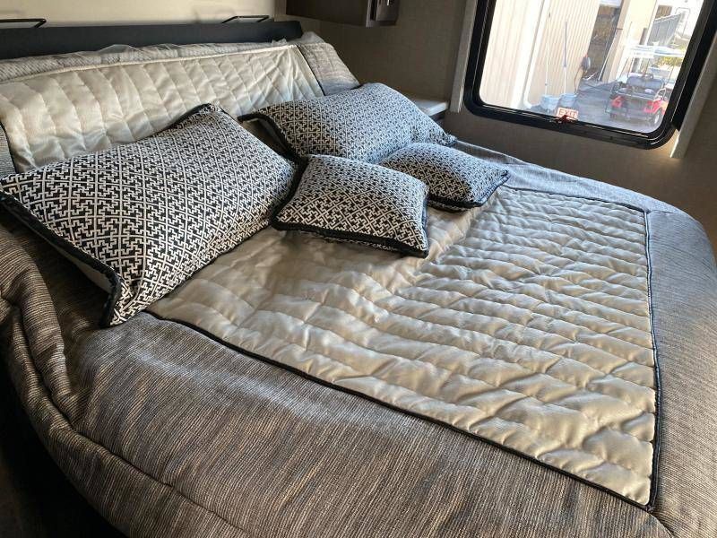 Photo 2 - 2021 Thor Motor Coach Class C Motorhome rental photo 11