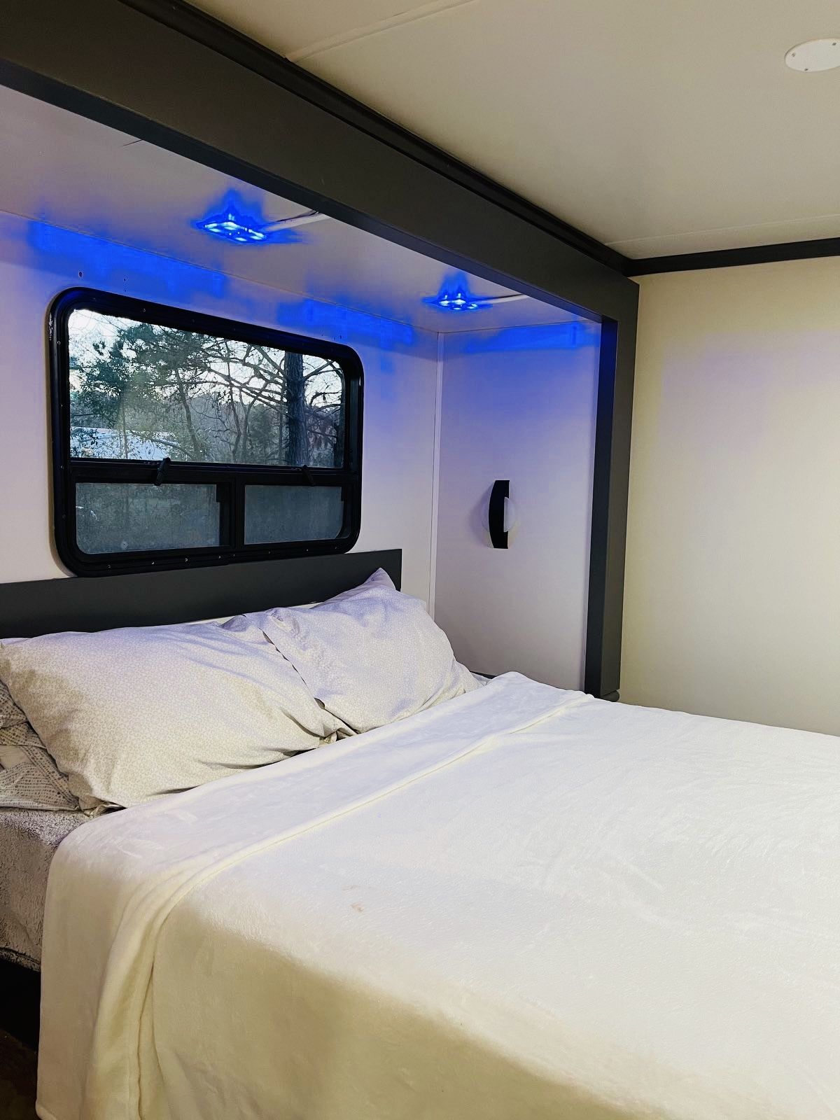 Photo 1 - 2003 Fleetwood Class A Motorhome rental photo 11