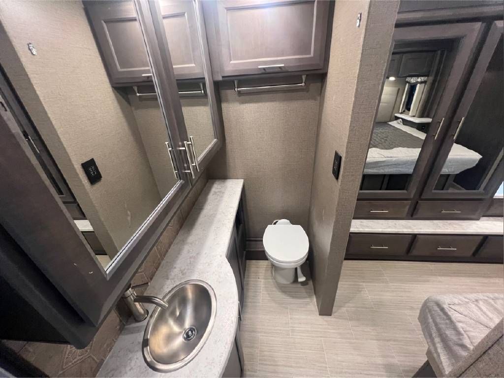 Photo 1 - 2021 Thor Motor Coach Class C Motorhome rental photo 14