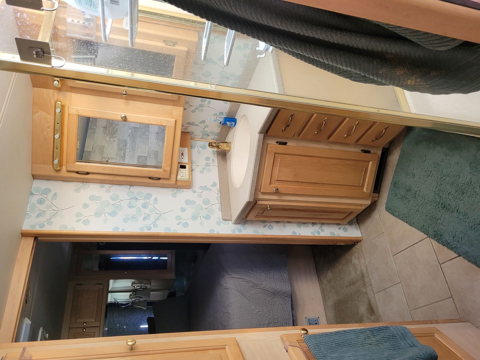 Photo 3 - 2004 Tiffin Class A Motorhome rental photo 11