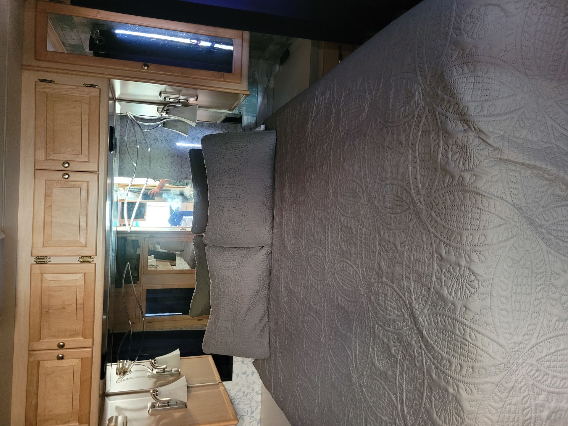 Photo 3 - 2004 Tiffin Class A Motorhome rental photo 12