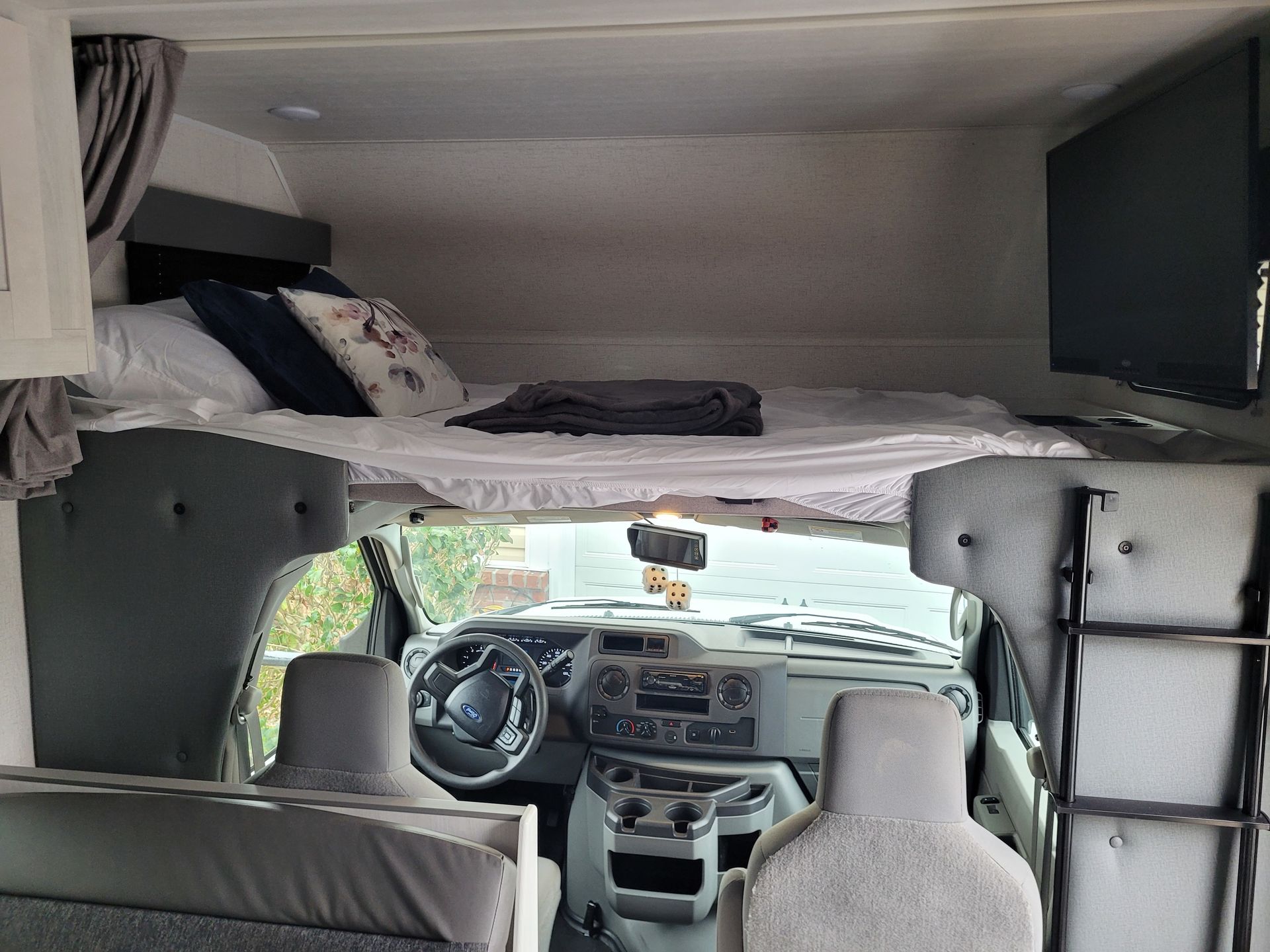 Photo 4 - 2022 East to West Inc Class C Motorhome rental photo 7