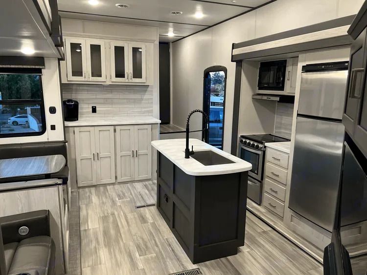 Photo 3 - 2022 Keystone Fifth Wheel rental photo 4