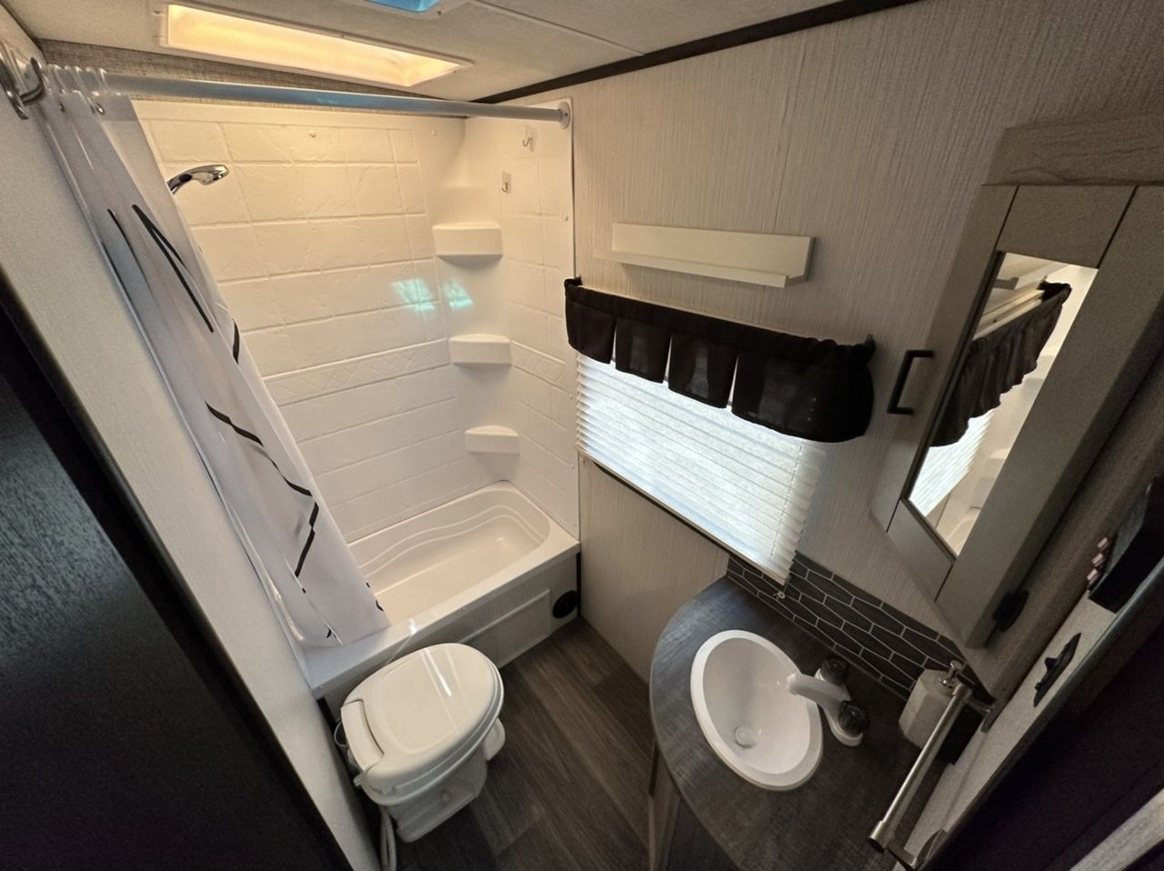 Photo 14 - 2021 Heartland Travel Trailer rental photo 16