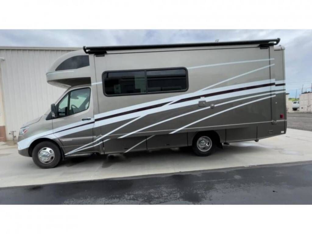 Photo 1 - 2022 Winnebago Class C Motorhome rental photo 6
