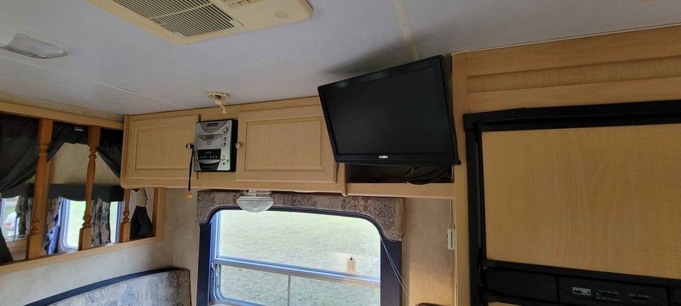 Photo 5 - 2005 Aerolite Travel Trailer rental photo 7