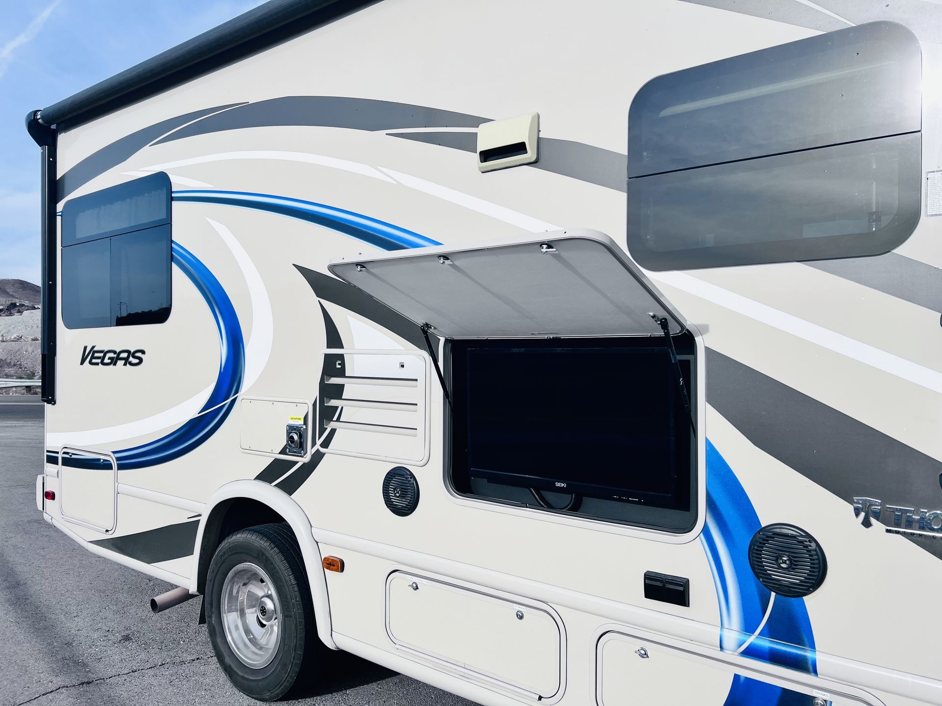 Photo 2 - 2017 Thor Motor Coach Class A Motorhome rental photo 4