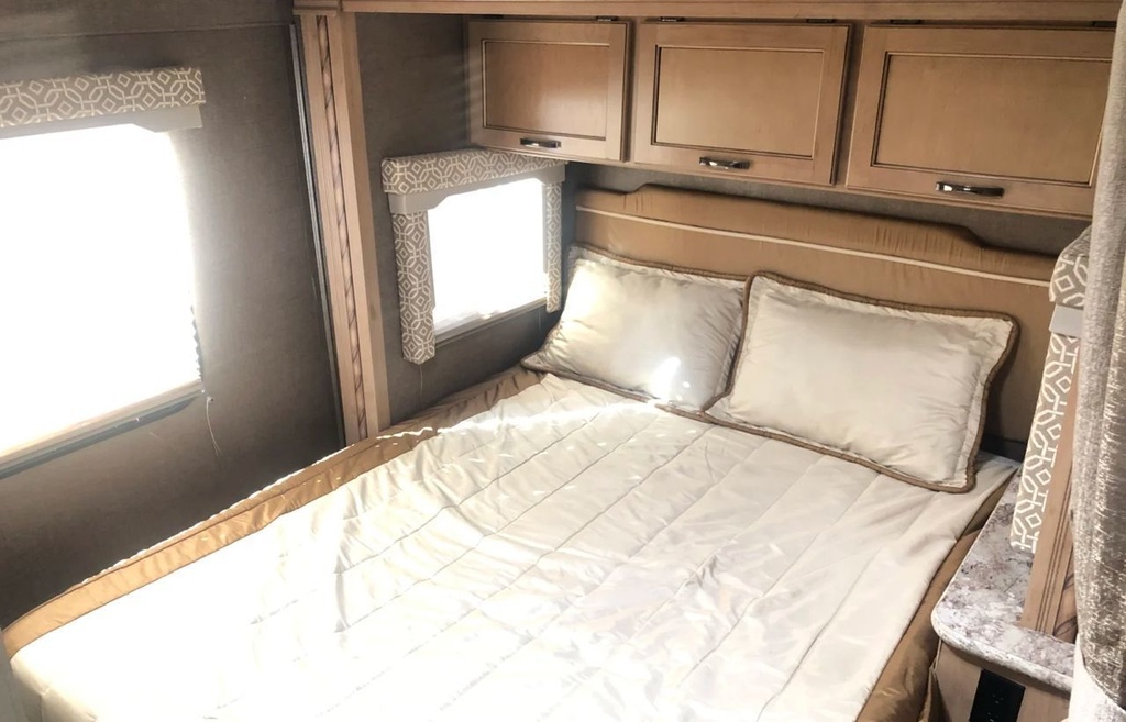 Photo 4 - 2018 Ford Class C Motorhome rental photo 8