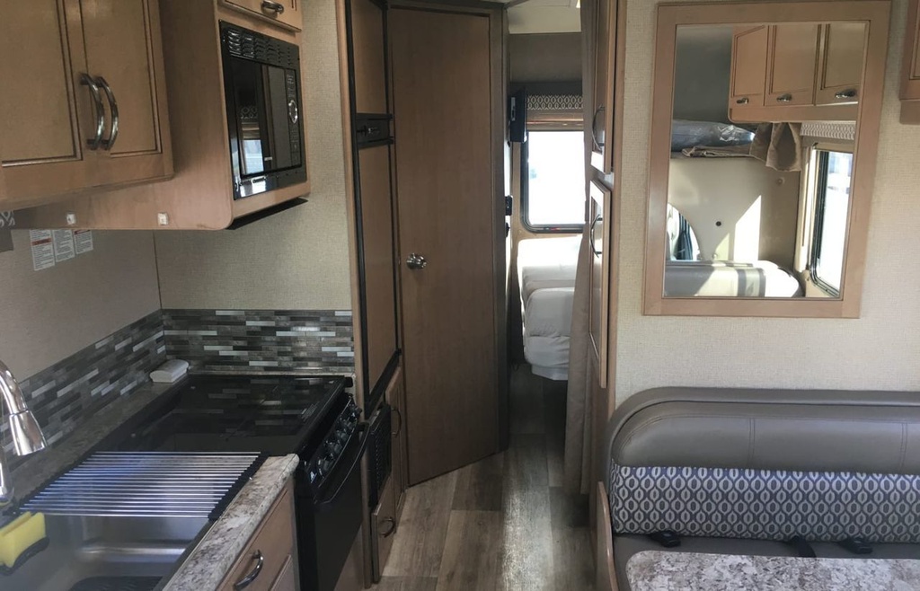 Photo 4 - 2018 Ford Class C Motorhome rental photo 9