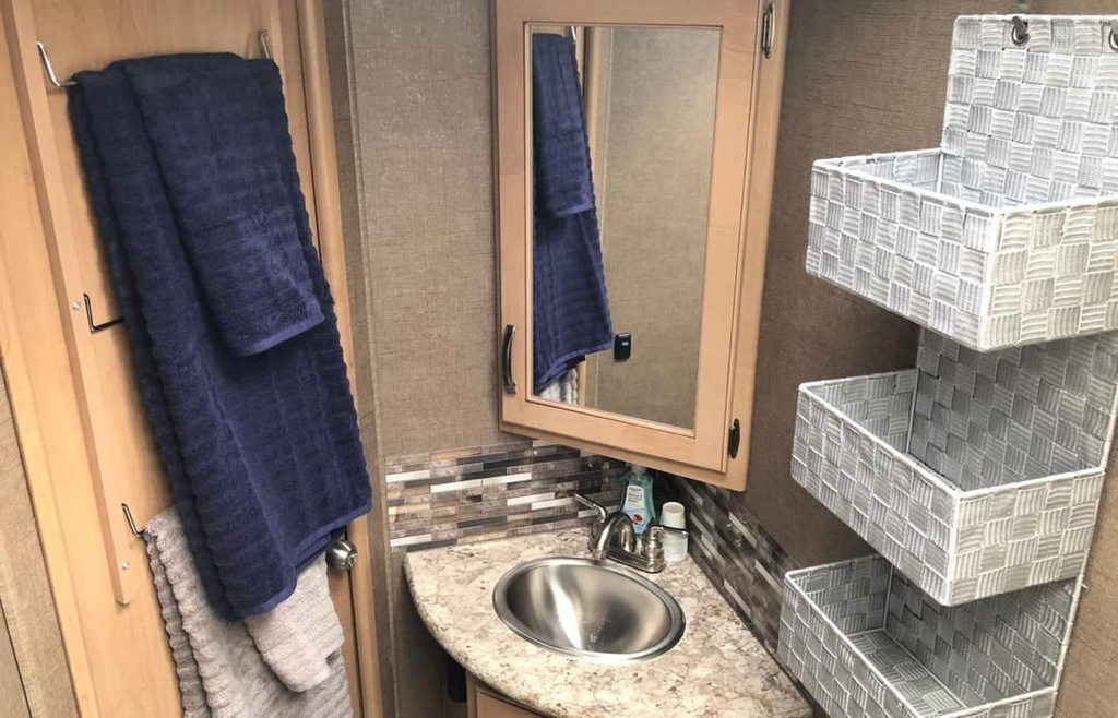 Photo 5 - 2018 Ford Class C Motorhome rental photo 10