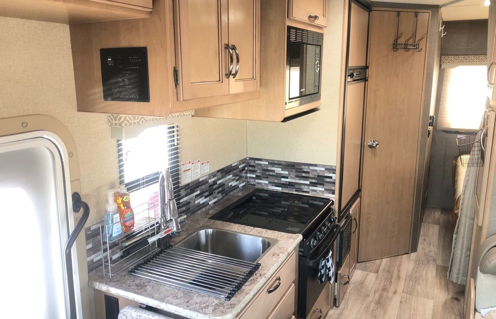 Photo 7 - 2018 Ford Class C Motorhome rental photo 18