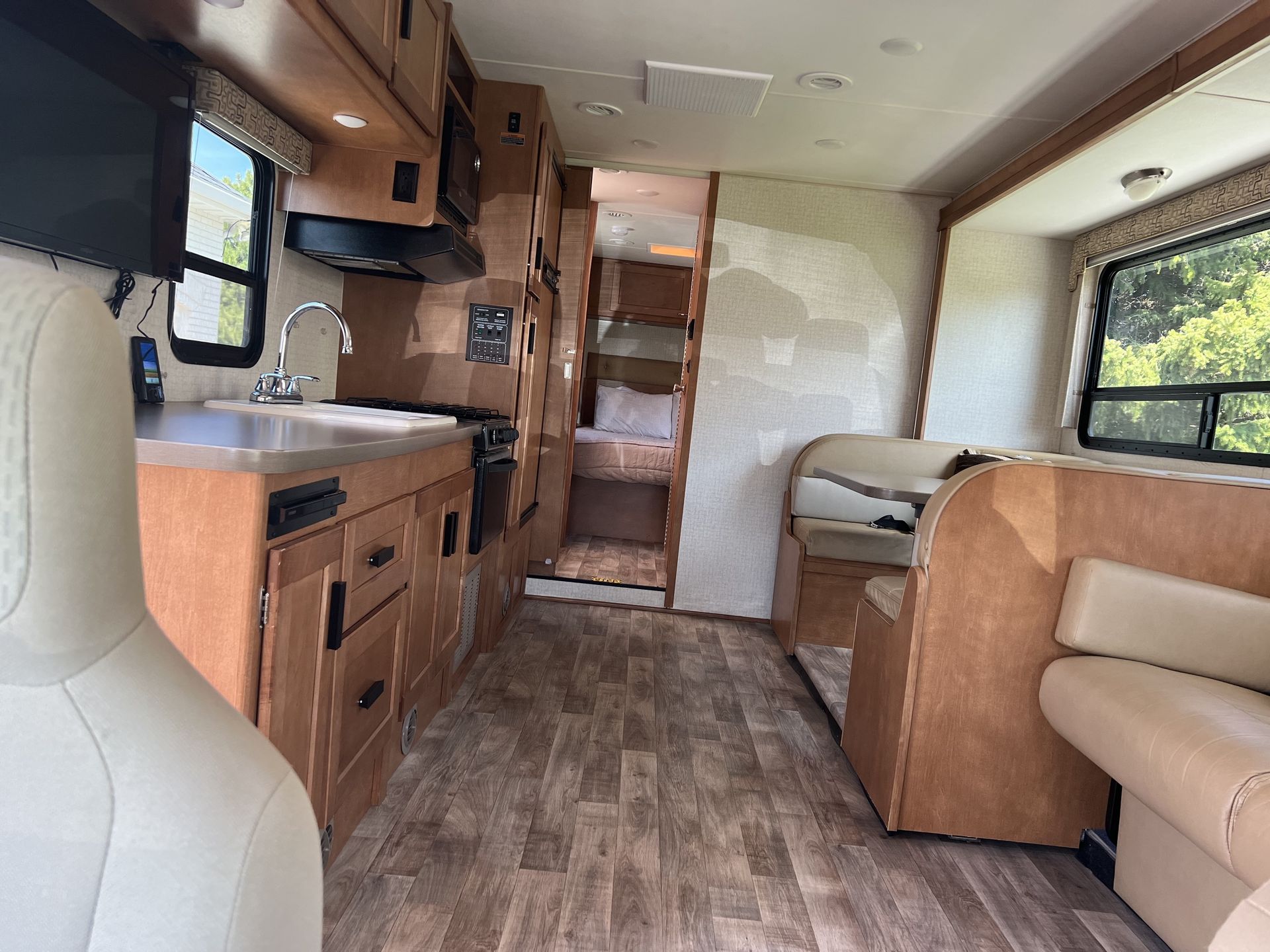 Photo 5 - 2017 Winnebago Class C Motorhome rental photo 14