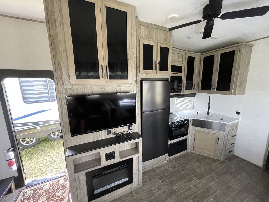 Photo 5 - 2022 Forest River Fifth Wheel rental photo 6