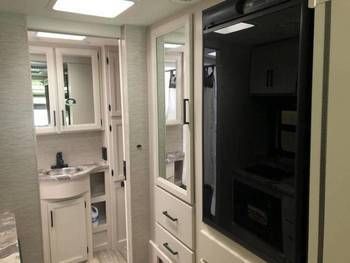 Photo 3 - 2019 Thor Motor Coach Class C Motorhome rental photo 8