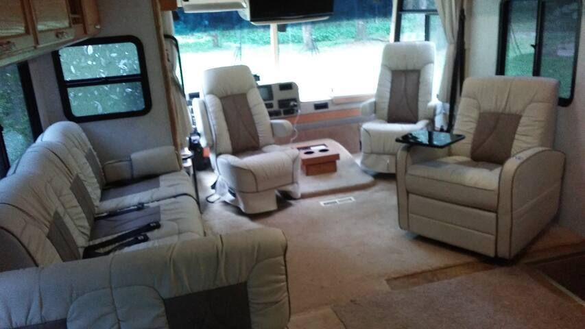 Photo 1 - 2003 Winnebago Class A Motorhome rental photo 3