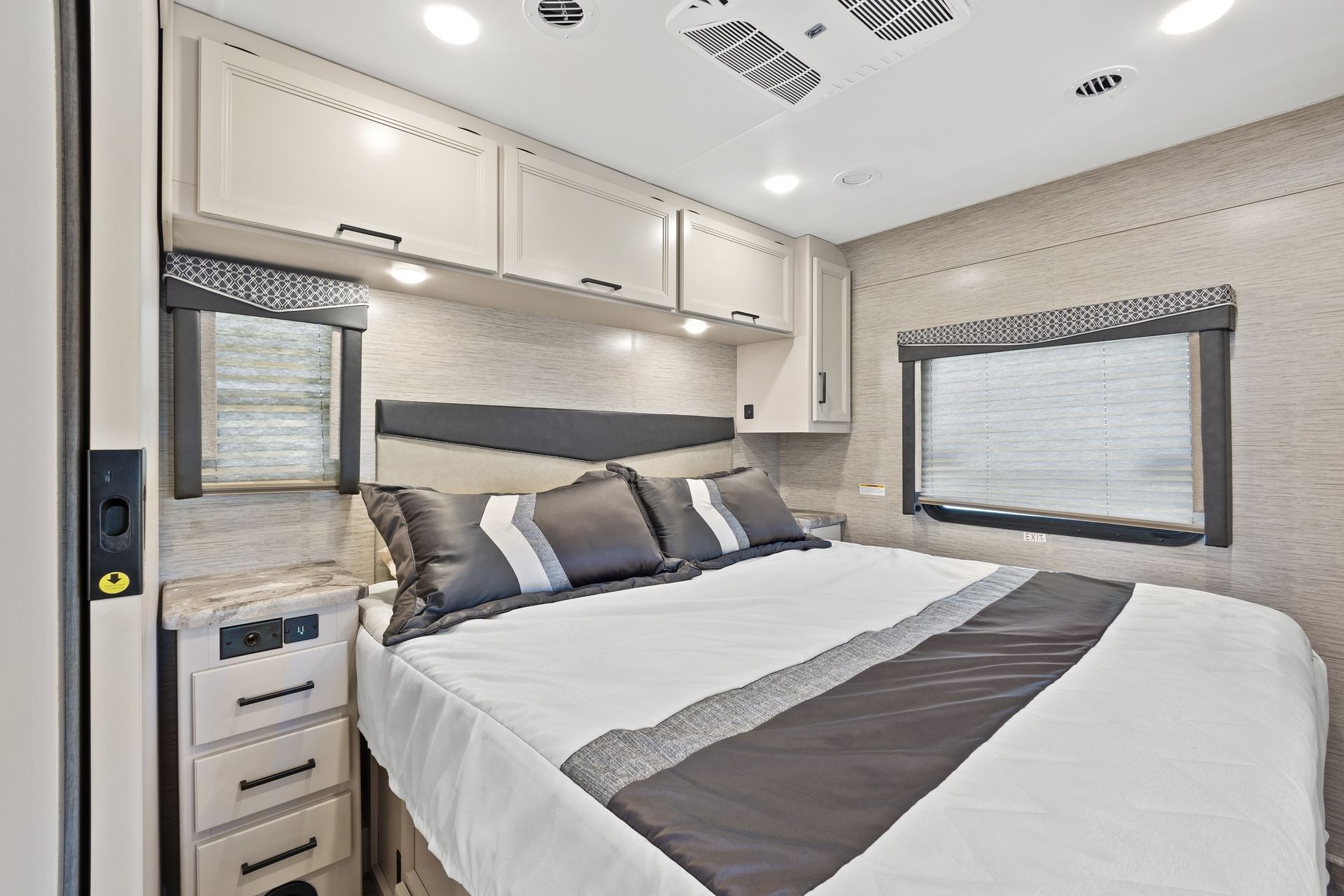 Photo 3 - 2023 Thor Class A Motorhome rental photo 5