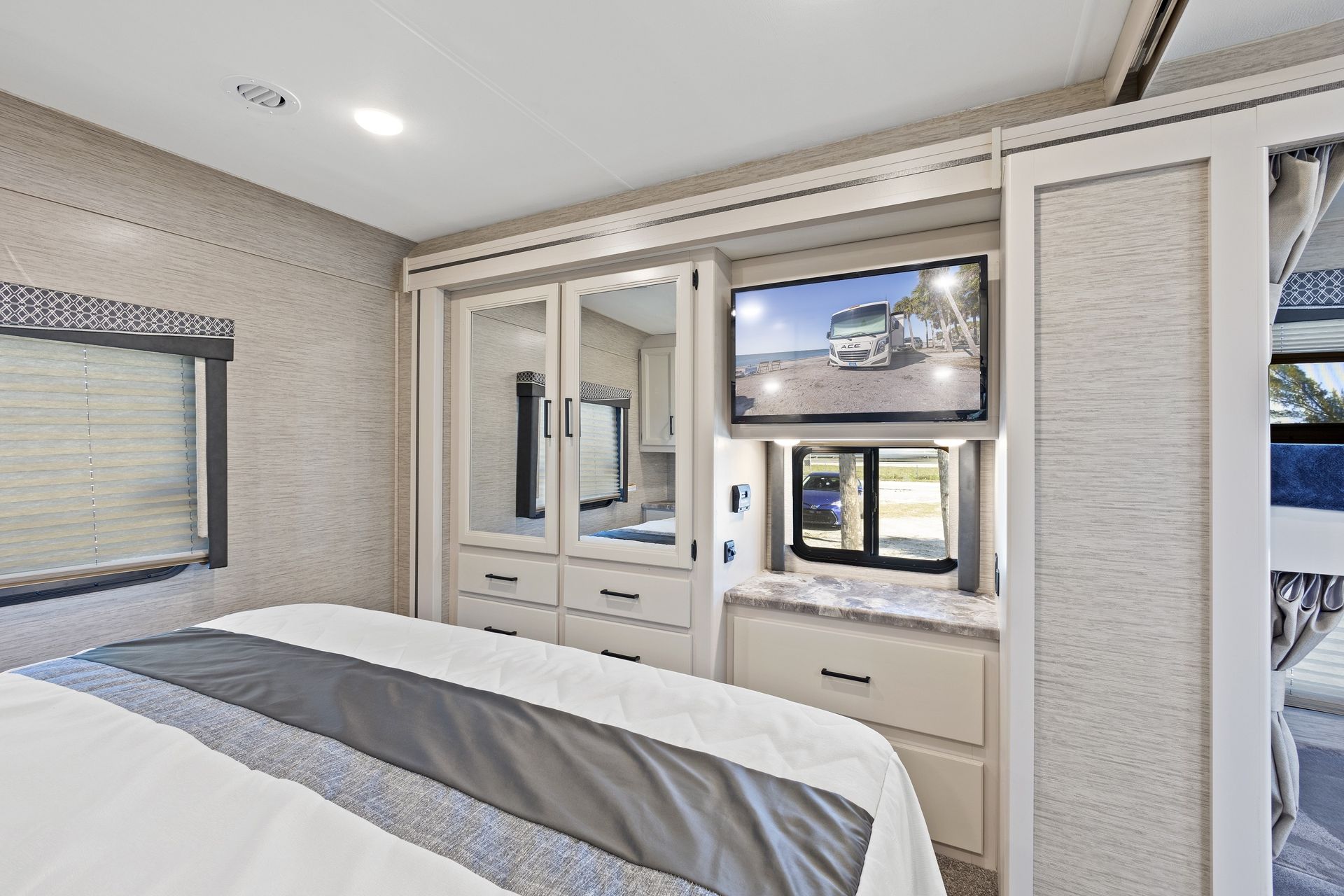 Photo 4 - 2023 Thor Class A Motorhome rental photo 6