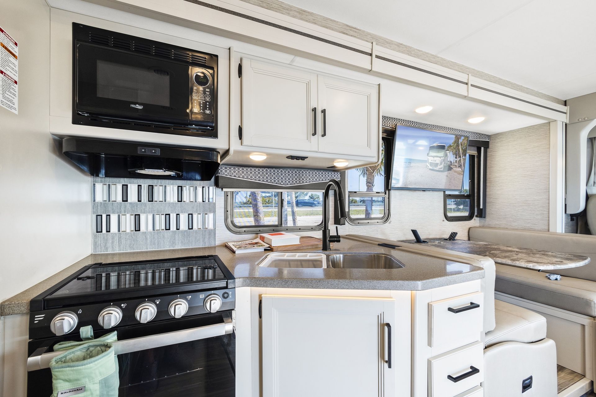 Photo 5 - 2023 Thor Class A Motorhome rental photo 7