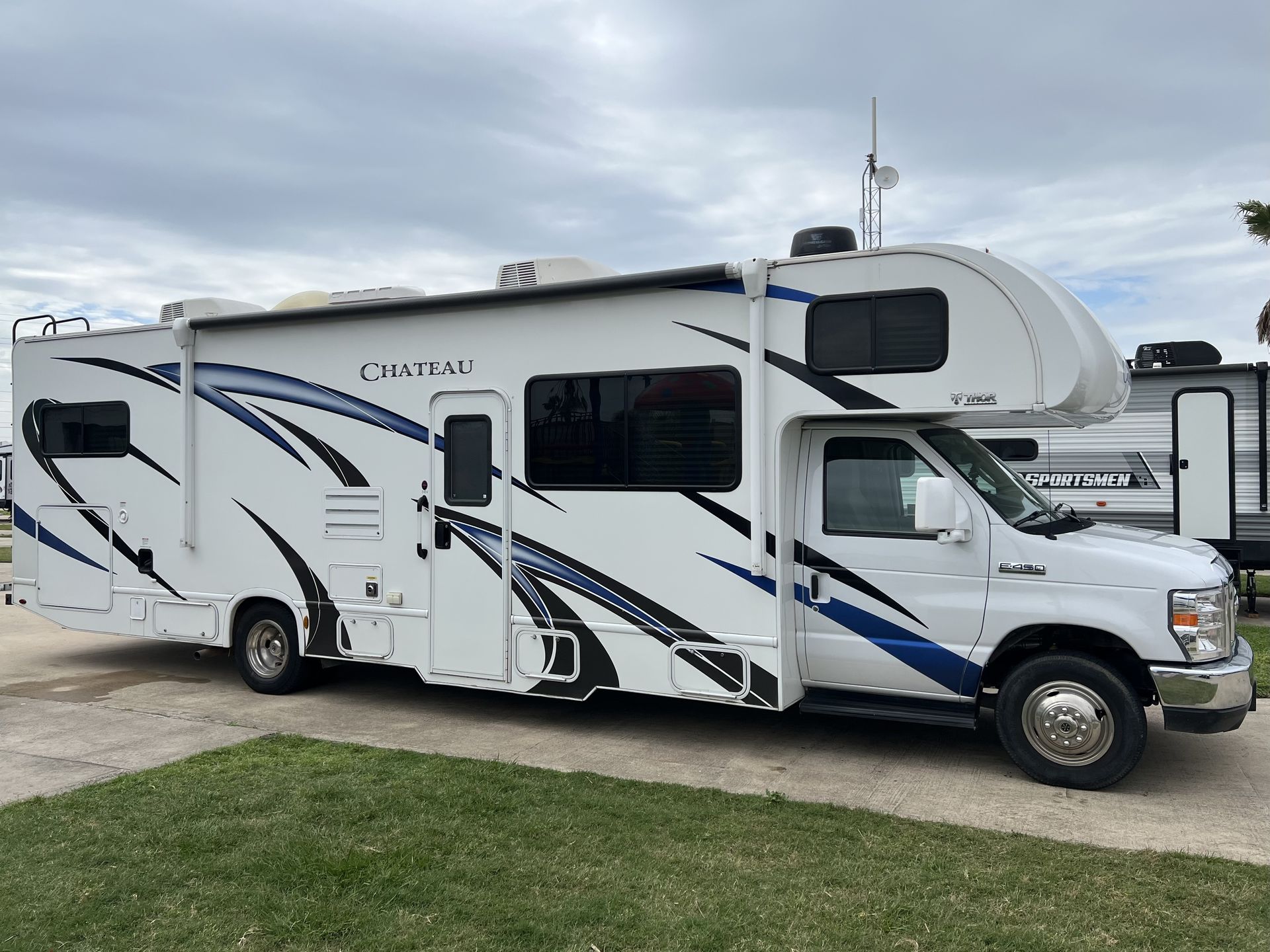 Photo 2 - 2020 Thor Class C Motorhome rental photo 4