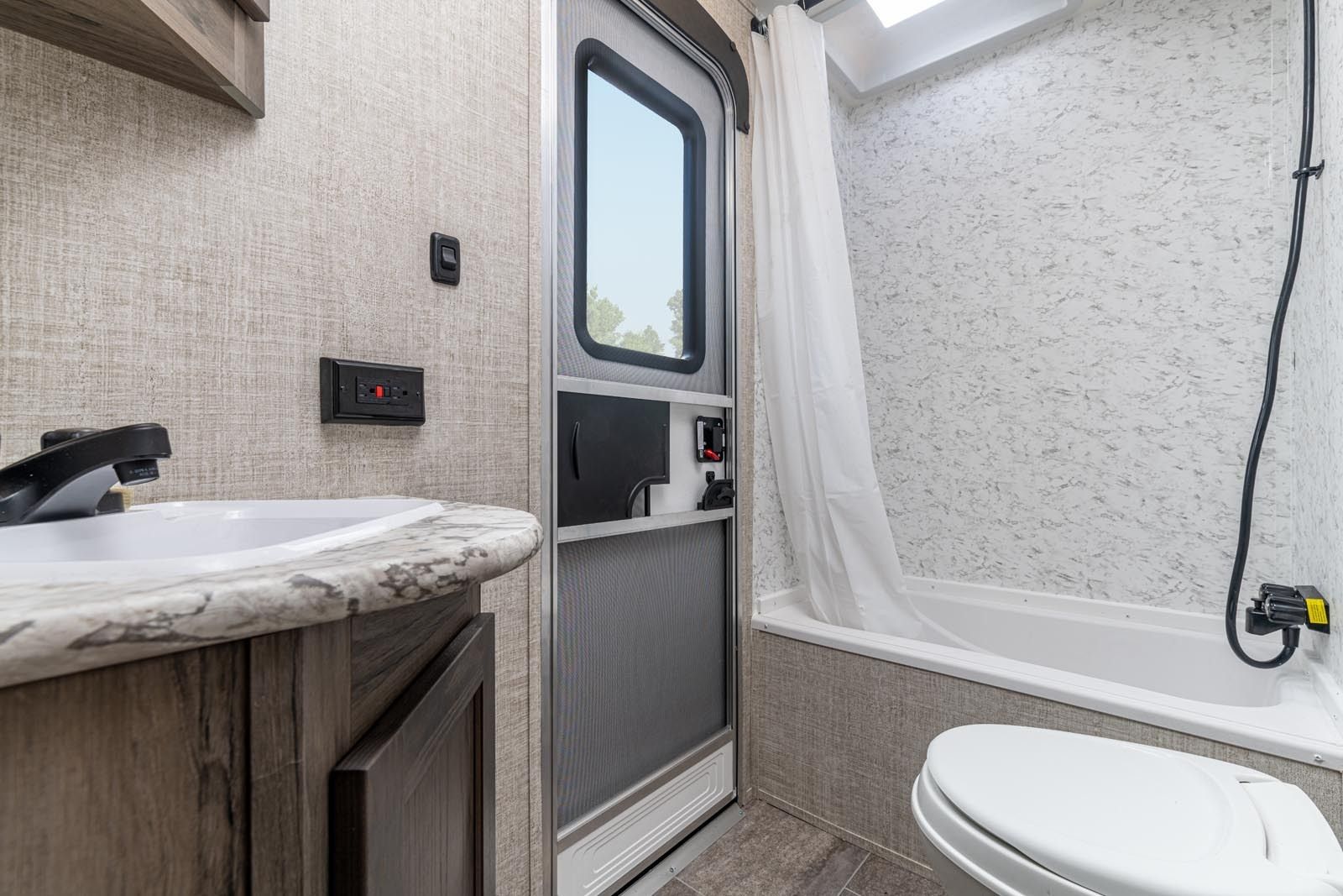 Photo 15 - 2023 Gulf Stream Travel Trailer rental photo 32