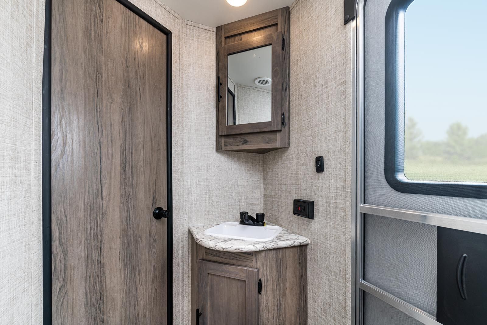 Photo 16 - 2023 Gulf Stream Travel Trailer rental photo 33
