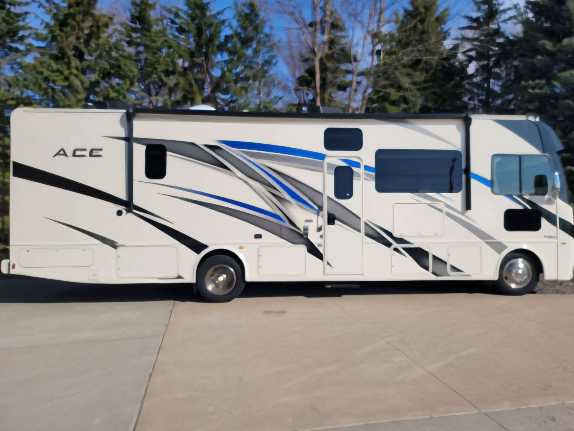 Photo 0 - 2022 Thor Class A Motorhome rental photo 2