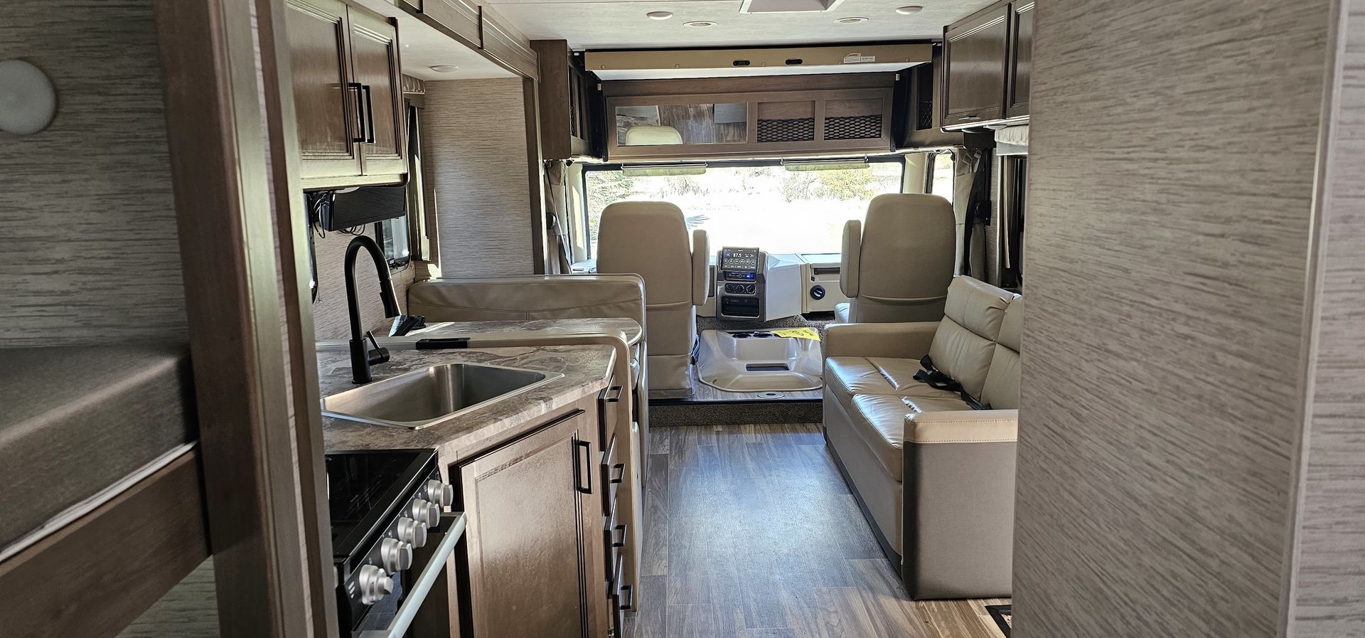 Photo 2 - 2022 Thor Class A Motorhome rental photo 8