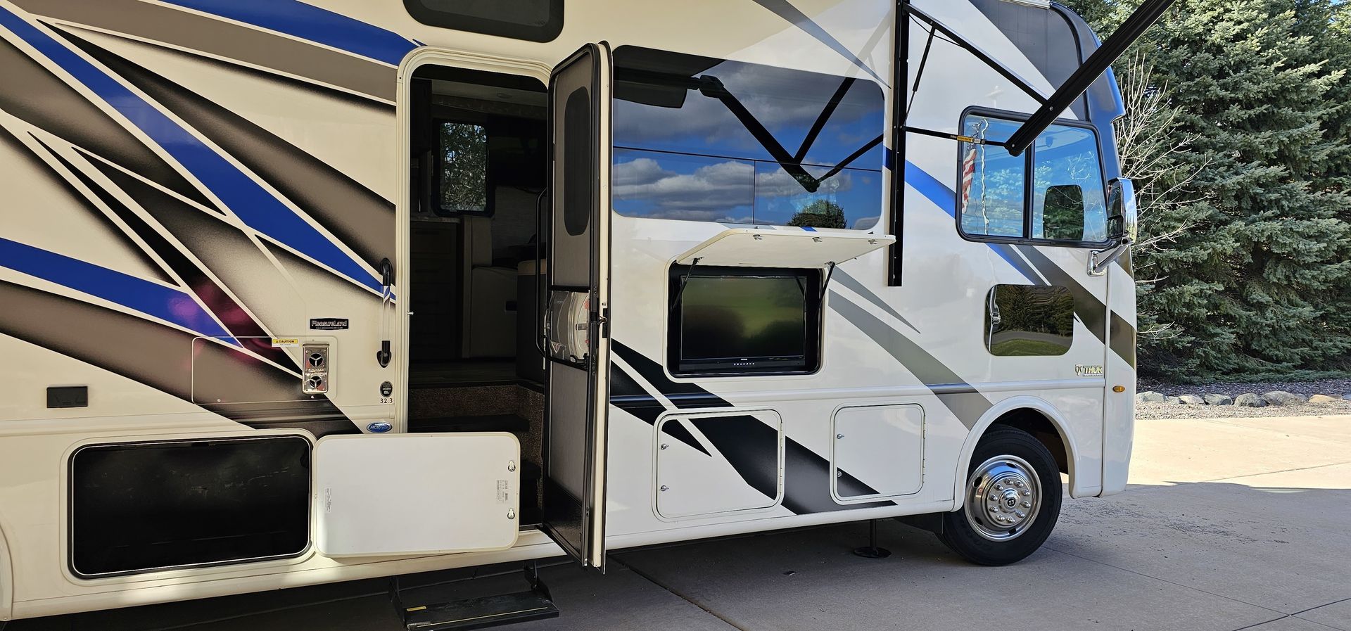 Photo 2 - 2022 Thor Class A Motorhome rental photo 12