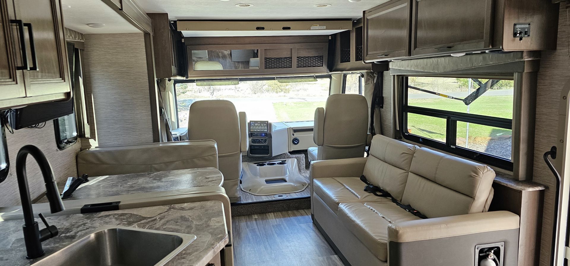 Photo 3 - 2022 Thor Class A Motorhome rental photo 18