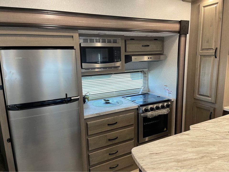 Photo 10 - 2021 Coachmen Fifth Wheel rental photo 6
